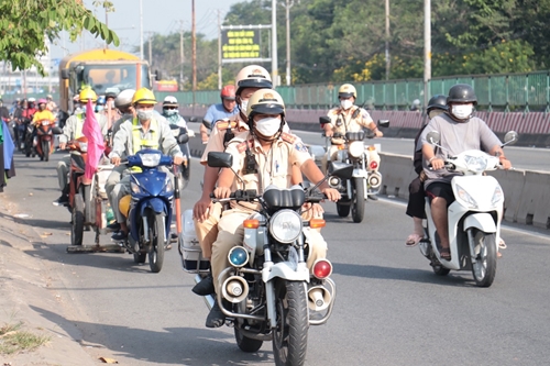 Cảnh sát giao thông TP Hồ Chí Minh tăng cường điều phối giao thông ở các “cửa ngõ” sau Tết Quý Mão